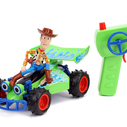 Jada Disney Pixar Toy Story 4 Cochecito Turbo con Woody, Vehículo Radio Control, 2.4 Ghz, 1:24