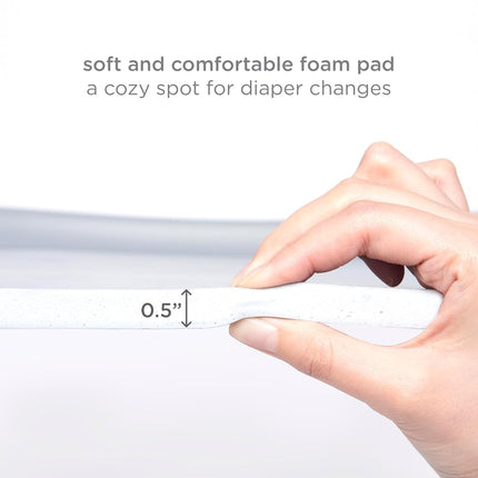 Matelas à langer Ubbi, facile à nettoyer avec base détachable, mousse légère et imperméable, comprend une sangle de sécurité et des pieds antidérapants, gris