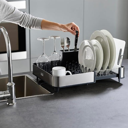 Égouttoir à vaisselle extensible Joseph Joseph Extend en acier avec panier à couverts amovible et bec verseur pivotant - Gris/Acier