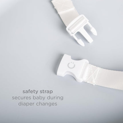 Matelas à langer Ubbi, facile à nettoyer avec base détachable, mousse légère et imperméable, comprend une sangle de sécurité et des pieds antidérapants, gris