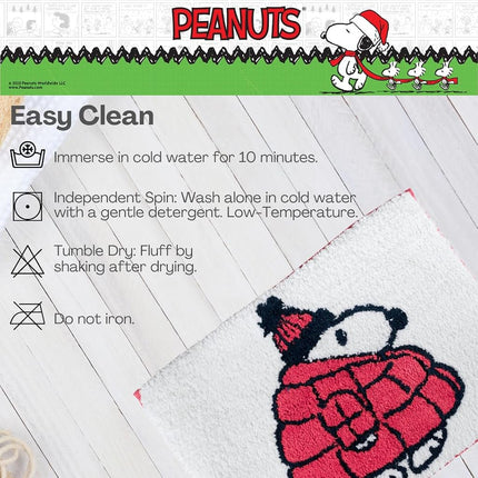 Coleccionables Peanuts Snoopy Puffer Coat Alfombra de Baño Antideslizante de Felpa de Punto de Poliéster para Festividades y Navidad, 17x24, (Producto con Licencia Oficial) de Franco