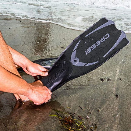 Cressi Adult Pluma Fins - Fluid Flutter Swimming Fins - Polypropylene Flippers - Snorkelling & Freediving Use - Dark - 10-11