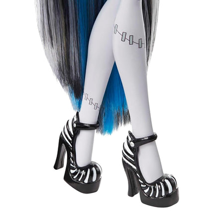 Monster High® Doll, Frankie Stein in Black and White, Reel Drama Collector Doll, Doll-Size and Life-Size Posters, Horror Flick Theme, Toys and Gifts