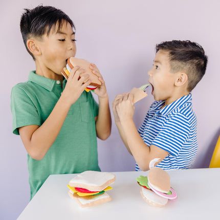 Melissa & Doug Juego de comida de fieltro para juego de imitación, kit de sándwich de juguete de 33 piezas, juguete de rol suave y sensorial para niños de 3 años en adelante