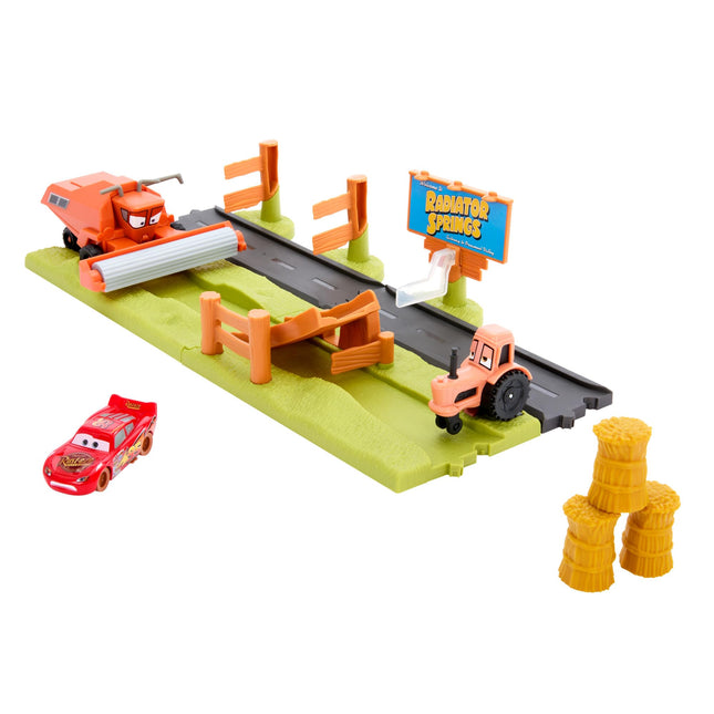 Mattel Disney and Pixar Cars Playset with 3 Toy Ve
