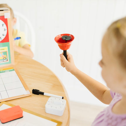 Melissa & Doug ¡A la escuela! Juego de simulación de aula - Sé maestro o estudiante - Certificado FSC