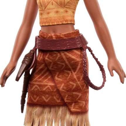 Mattel Disney Moana 2 Muñeca de Moda Loto con 2 Accesorios, Atuendo Removible con Cinturón y Hacha, Inspirada en la Película