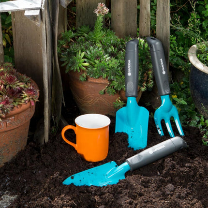 GARDENA Classic Trowel: Convenient spade for small planting tasks; corrosion-resistant; non-slip, ergonomic handle; 6 cm working width (8951-20)