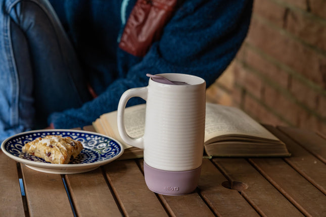 Taza de viaje de cerámica Ello Jane de 18 oz con asa, tapa deslizante resistente a salpicaduras y posavasos incorporado, perfecta para café y té, sin BPA, apta para lavavajillas, regalo de cumpleaños para él o ella, Mauvewood