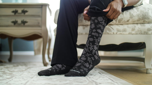 Dr. Scholl's Medias de compresión gradual para mujer, negro/rosa, talla única