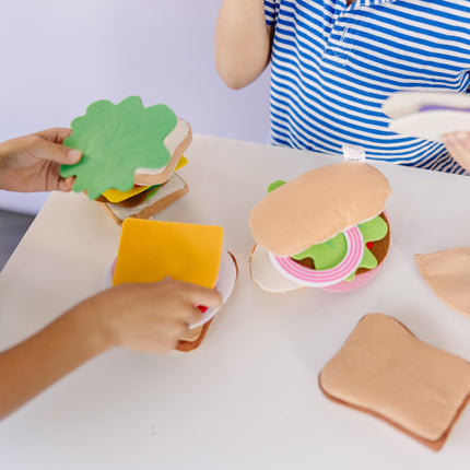 Melissa & Doug Juego de comida de fieltro para juego de imitación, kit de sándwich de juguete de 33 piezas, juguete de rol suave y sensorial para niños de 3 años en adelante
