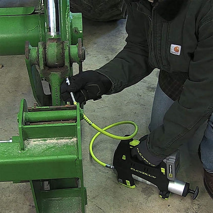 Manguera de engrase Flexzilla con protector de resorte de 18" x 1/8" - L2955FZSP