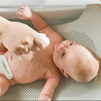 La bañera para recién nacidos The First Years First Suds – Bañera para bebés de 3 etapas con asiento suave y antideslizante – Desde el nacimiento hasta las 25 libras