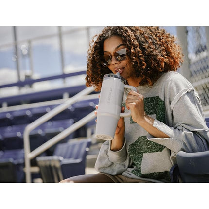 Vaso Stanley Quencher ProTour con pajita abatible y tapa a prueba de fugas de 888g - Pajita y asa integradas - Compatible con portavasos para viajes - Vaso térmico de acero