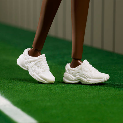 Barbie Serie Mujeres Inspiradoras, Muñeca Venus Williams con Uniforme de Tenis y Raqueta, Incluye Embalaje para Exhibir, HRM49