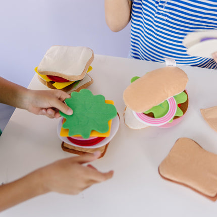 Melissa & Doug Juego de comida de fieltro para juego de imitación, kit de sándwich de juguete de 33 piezas, juguete de rol suave y sensorial para niños de 3 años en adelante