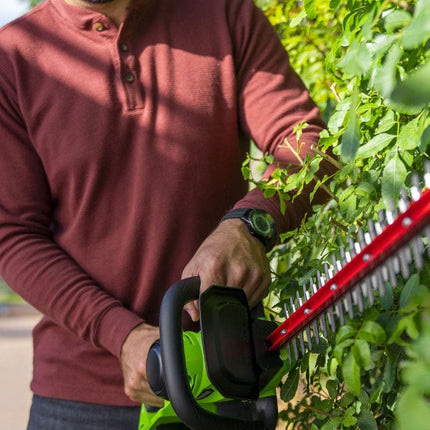 Cortasetos inalámbrico de 24 V y 55,8 cm con corte láser Greenworks, incluye batería USB de 4,0 Ah y cargador