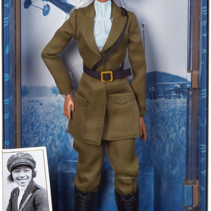 Muñeca Barbie de Mujeres Inspiradoras, Bessie Coleman Coleccionable Vestida con Traje de Aviadora con Casco y Gafas