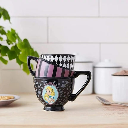 Taza de café de cerámica esculpida Silver Buffalo Disney's Alice in Wonderland con diseño de tazas apiladas, 20 onzas