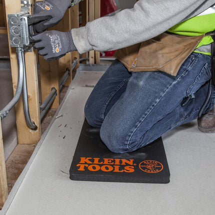KLEIN TOOLS 60135 Kneeling Pads, Adult Men's Soft Thick Closed Cell Soft Foam Professional Tradesman Pro Pads with Handle