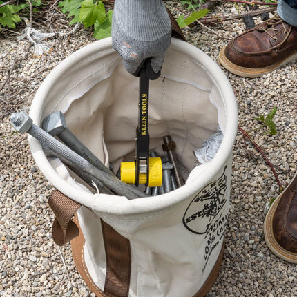 Klein Tools 5104 Cubo de Lona con Base de Cuero, 305 mm de Diámetro, 1 Bolsillo, Cubo Utilitario con Capacidad Nominal de Carga de 45 kg, Natural