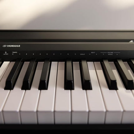 Yamaha, piano digital de 88 teclas con contrapeso, Sound Boost, diseño compacto, teclado, atril y pedal para práctica en casa o viajes (P143B)