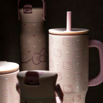 Zak Designs Sanrio Sutton, Gobelet de voyage pour la maison ou les déplacements, en acier inoxydable de 1,18 litre avec isolation sous vide, paille en silicone, poignée de transport et illustration 3D pour boissons froides (Hello Kitty)