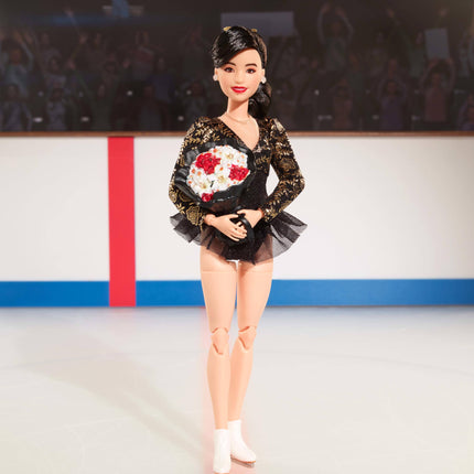 Muñeca Barbie de Mujeres Inspiradoras, Kristi Yamaguchi coleccionable con traje de los Juegos Olímpicos de Invierno de 1992, leotardo negro y dorado brillante y patines blancos