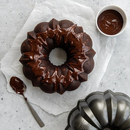 Nordic Ware Original 12-Cup Bundt Pan, Original Cast Aluminium Bundt Tin, Bundt Cake Tin with Fluted Pattern, Cake Mould Made in the USA, Colour: Graphite