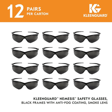 Lunettes de sécurité KLEENGUARD V30 Nemesis (22475), avec revêtement anti-buée, verres fumés, monture noire, lunettes de soleil unisexes pour hommes et femmes (Qté 12)