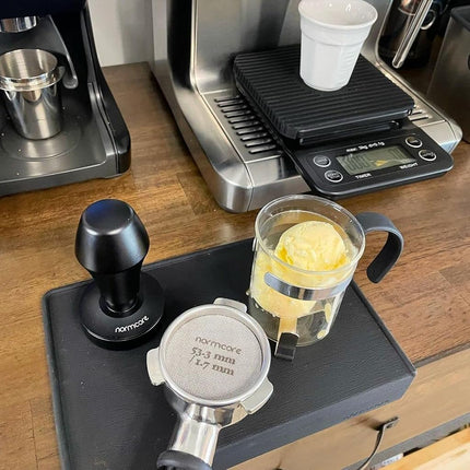 Prensador de Café Normcore V4 de 53.3mm - Prensador con Resorte – Prensador de Espresso para Barista con Resortes de Repuesto de 15lb / 25lb / 30lbs - Mango y Soporte de Aluminio Anodizado - Base Plana