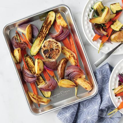 Nordic Ware Naturals Baker's Quarter Sheet with Lid, Aluminium Baking Tray, Premium Bakeware To Bake and Reheat Small Meals, Made in the USA, Silver