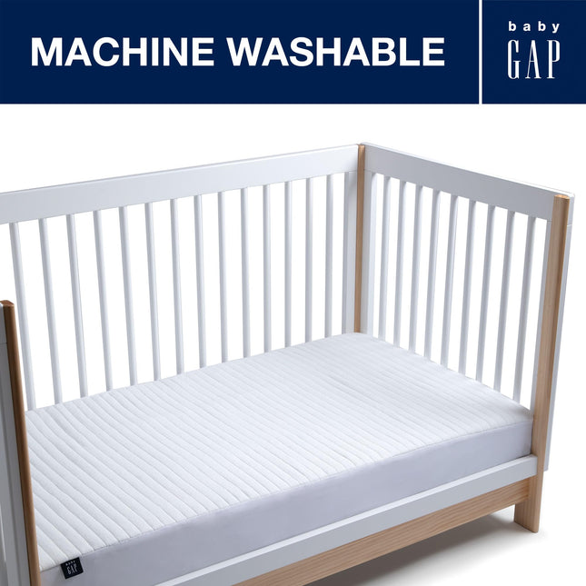 Delta Children - Protège-matelas de berceau babyGap pour nourrissons et tout-petits - Imperméable, rafraîchissant, matelassé doux, élastique et lavable, en blanc, confort silencieux