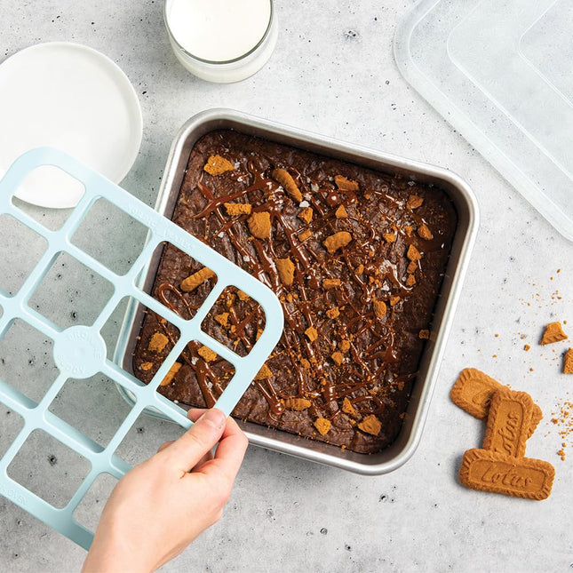 Nordic Ware Brownie Buddy Kit, molde cuadrado de 9 pulgadas con cortador y tapa de plástico