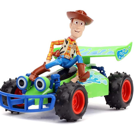 Jada Disney Pixar Toy Story 4 Cochecito Turbo con Woody, Vehículo Radio Control, 2.4 Ghz, 1:24