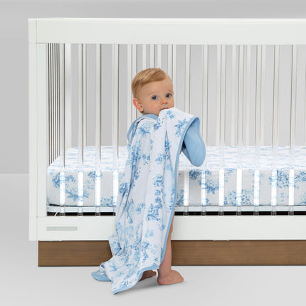 Sábanas ajustables para cuna Delta Children para niñas y niños - Sábana para cuna 100% algodón orgánico para colchones de cuna estándar y para niños pequeños - 28x52 pulgadas - Certificación GOTS (paquete de 3), Botánicos Azules