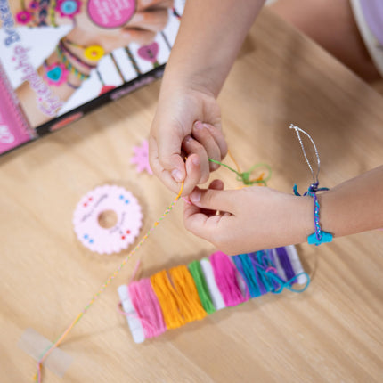 Set de Actividades de Manualidades de Pulseras de la Amistad "On-the-Go" de Melissa & Doug (Crea más de 10 Pulseras)