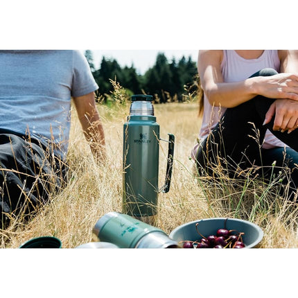 Stanley Classic Botella de Acero Inoxidable con Aislamiento al Vacío y Boca Ancha - Carbón - Termo de Acero Inoxidable 18/8 sin BPA para Bebidas Frías y Calientes - 2 Litros