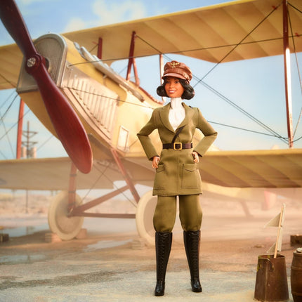 Muñeca Barbie de Mujeres Inspiradoras, Bessie Coleman Coleccionable Vestida con Traje de Aviadora con Casco y Gafas