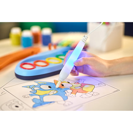 CRAYOLA Bluey Pincel Mágico con Luz Color Wonder, Estación de Pintura sin Ensuciar para Niños, Regalo de Bluey para Niños, Juguetes y Actividades para Niños Pequeños, Edades 3, 4, 5