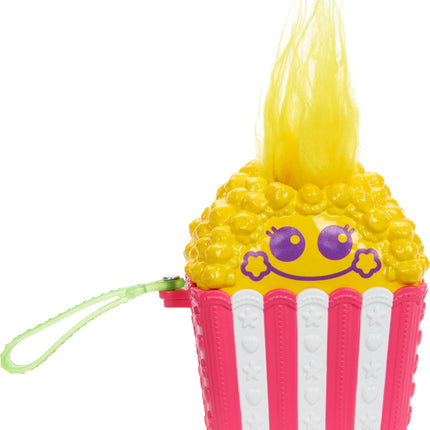 Mattel DreamWorks Trolls Fun Fair Surprise Feria de la Diversión, Muñeca Pequeña y 10 Accesorios, Tema de Palomitas de Maíz de Carnaval con Viva