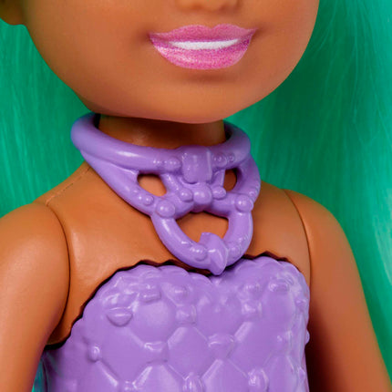 Muñeca Pequeña Barbie Dreamtopia Chelsea Unicornio con Cola Desmontable, Accesorio Diadema con Cuerno y Cabello Verde, Se Dobla por la Cintura