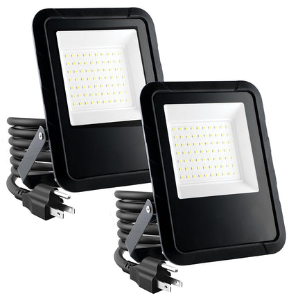 Simple Deluxe Paquete de 2 focos LED de exterior, 70W 7000LM, luz de trabajo exterior superbrillante con enchufe, resistente al agua IP65, luz de inundación de 6500K para garaje, patio, césped