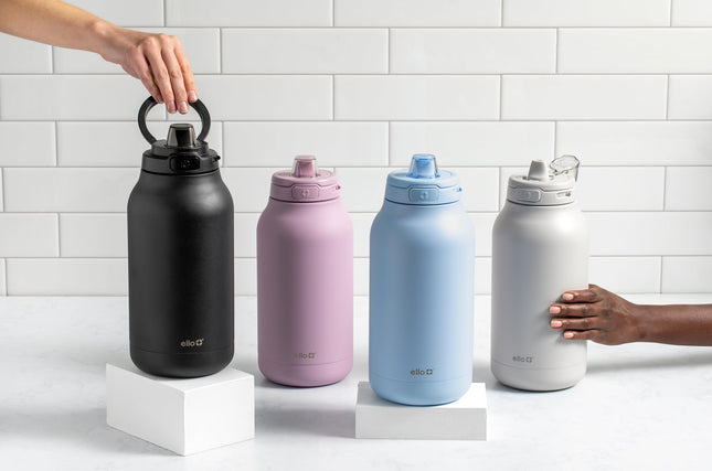 Ello Hydra Jarra de acero inoxidable con aislamiento al vacío de medio galón (64 oz) con tapa de bloqueo a prueba de fugas y popote de silicona suave, botella de agua reutilizable de metal, mantiene el frío todo el día, azul halógeno