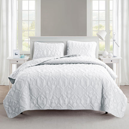 VCNY Home 3-Piece King Quilt Set – Lightweight Embossed Microfiber Bedding with Coastal Sea Life Pattern and Matching Shams, Soft Fade-Resistant Beach Style Decor, Shore White