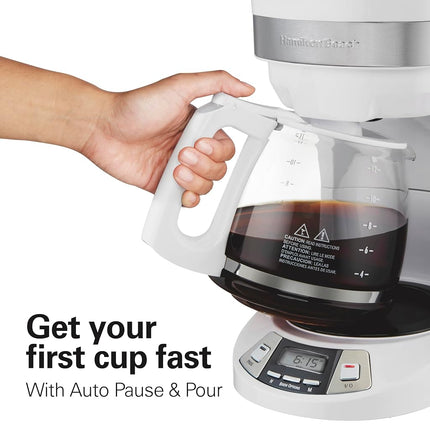 Cafetière filtre programmable Hamilton Beach 12 tasses avec 3 options d'infusion, verseuse en verre, pause et service automatiques, blanc (46294)