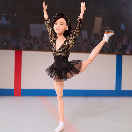 Muñeca Barbie de Mujeres Inspiradoras, Kristi Yamaguchi coleccionable con traje de los Juegos Olímpicos de Invierno de 1992, leotardo negro y dorado brillante y patines blancos