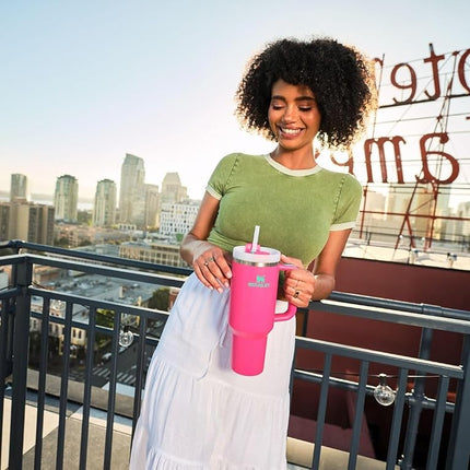 Stanley Quencher H2.0 Vaso con Asa y Pajita, 1180 ml, Tapa de Rosca de 3 Posiciones, Compatible con Portavasos de Coche, Taza Aislada de Acero Inoxidable, Sin BPA, Rosa Pasión