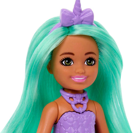 Muñeca Pequeña Barbie Dreamtopia Chelsea Unicornio con Cola Desmontable, Accesorio Diadema con Cuerno y Cabello Verde, Se Dobla por la Cintura