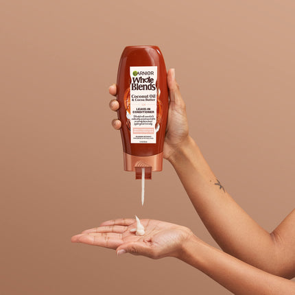 Acondicionador suavizante Garnier Hair Care Whole Blends con extractos de aceite de coco y manteca de cacao para el encrespamiento, 2 unidades